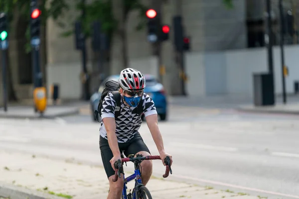 Junger Erwachsener Mann Auf Einem Fahrrad Auf Einem Pendlerradweg Entlang — Stockfoto