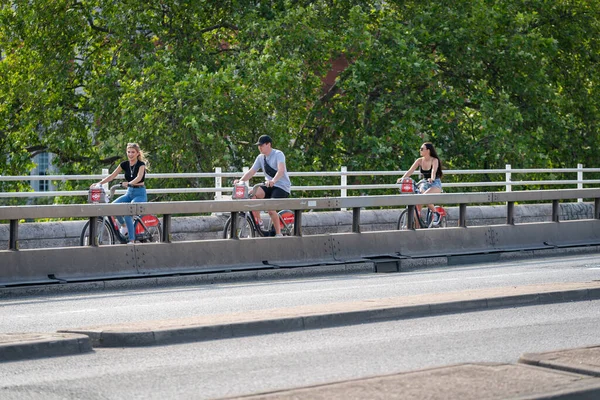 London England May 2020 View Group Smiling Cyclists Riding Waterlook — Stock Photo, Image