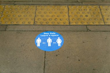 LONDON, ENGLAND - 8 Haziran 2020: 1 sosyal mesafeli alan gereksinimlerini tavsiye eden Londra Yeraltı Platformunu imzalayın