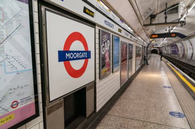 LONDON, İNGİLTAN - 8 Haziran 2020 Londra Yeraltı Platformu 'nu imzalayın.