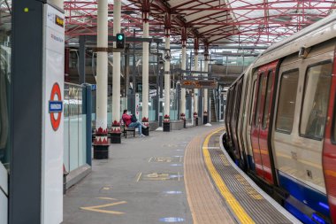 COVID-19 Coronavirus salgını sırasında maske takan Farringdon Londra Metro İstasyonu Platformu, 8 Haziran 2020