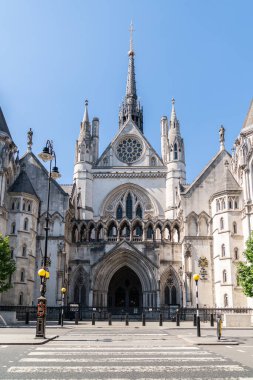 LONDON, ENGLAND - 21 Mayıs 2020: Güneşli bir ilkbahar gününde Coronavirus COVID-19 kilitlenmesi sırasında Londra 'daki Kraliyet Adalet Divanı kapatıldı