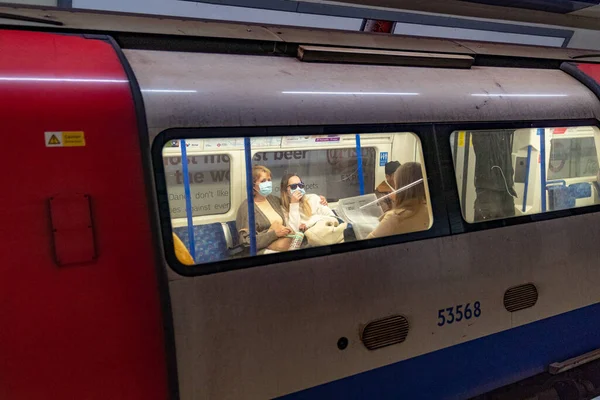 COVID-19 Coronavirus salgını sırasında Londra Metro Trene binen insanlar maske takıyor. 2.