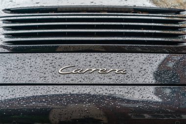 LONDON, ENGLAND - 10 Haziran 2020: COVID-19 salgını sırasında Holborn, Londra, İngiltere 'de sağanak yağmur damlalarıyla kaplı Porsche Carrera supercar