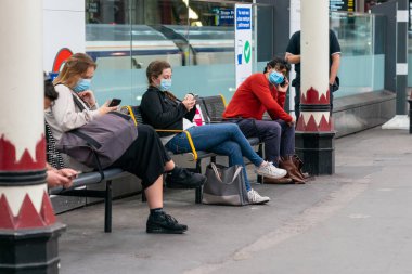 LONDON, ENGLAND - 3 Temmuz 2020: COVID-19 salgını sırasında Farringdon İstasyonu 'ndaki tren yolcuları arasında sosyal mesafe uygulaması - 064
