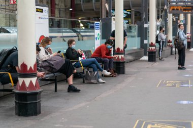 Londra, ENGLAND - 3 Temmuz 2020: COVID-19 salgını sırasında Farringdon İstasyonu 'ndaki tren yolcuları arasında sosyal mesafe uygulaması - 065