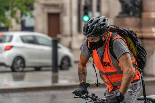 London England Juni 2020 Ein Junger Mann Mit Gesichtsmaske Der — Stockfoto