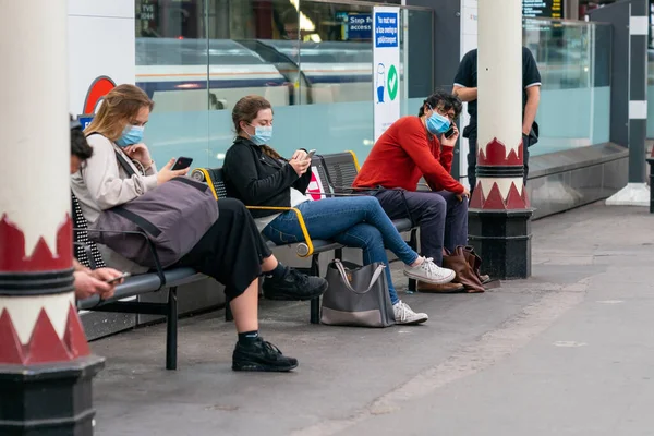 LONDON, ENGLAND - 3 Temmuz 2020: COVID-19 salgını sırasında Farringdon İstasyonu 'ndaki tren yolcuları arasında sosyal mesafe uygulaması - 064
