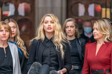 LONDON, ENGLAND - 28 Temmuz 2020: Amber Heard, Johnny Depp iftira davasında Kraliyet Adalet Divanı önünde basın açıklaması yaptı - 492