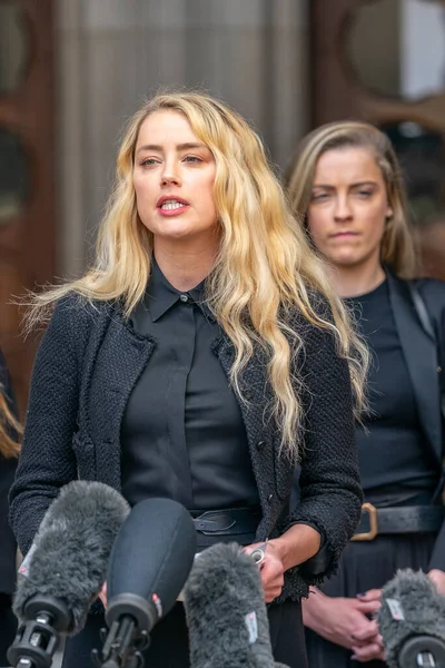 英格兰 2020年7月28日 Amber Heard在皇家法院外就Johnny Depp诽谤太阳报诽谤案的审判向新闻界发表的声明 524 — 图库照片