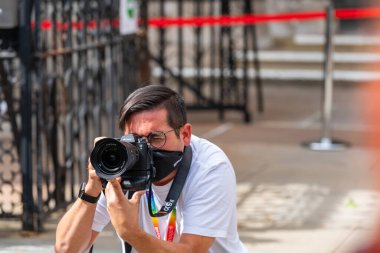 LONDON, İngiltere - 28 Temmuz 2020: Yalnız Paparazzi fotoğrafçı Kraliyet Adalet Divanı girişinin önünde, The Strand, Londra - 276