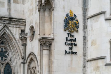 Londra - 28 Temmuz 2020: Kraliyet Adalet Divanı 'nın büyük kemerli Gotik girişinin ön görüntüsü, The Strand, Londra - 153
