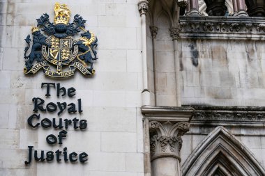 LONDON, İNGİLTAN - 28 Temmuz 2020: Kraliyet Askeri Mahkemelerinde Kraliyet Arması 'nın yakın görüntüsü, The Strand, Londra - 133