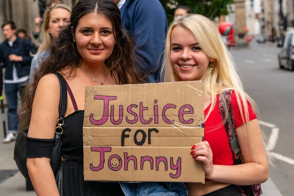 Londra 'daki Yüksek Mahkeme' de The Sun Gazetesi 'ne karşı açılan davada Johnny Depp hayranları için afiş tutan güzel kadın destekçiler - 265.