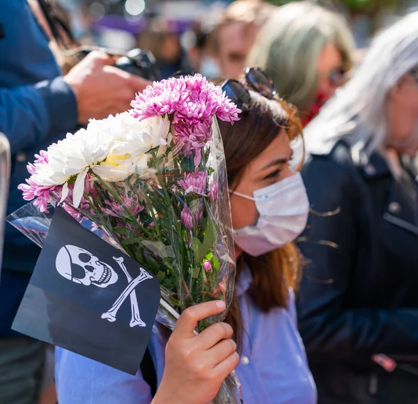 Londra, İngiltere - 28 Temmuz 2020: Güzel bayan Johnny Depp hayranı Yüksek Mahkemenin dışında, Sun Gazetesi 'ne karşı açılan davada maske takmış Jolly Roger bayrağını sallıyor - 320