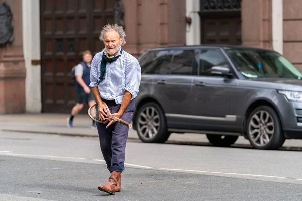 LONDON, ENGLAND - 28 HAZİRAN 2020: The Sun Gazetesi 'ne karşı açılan mahkeme davasında The Strand' in ortasında dans eden ve şarkı söyleyen eksantrik sokak müzisyeni - 349
