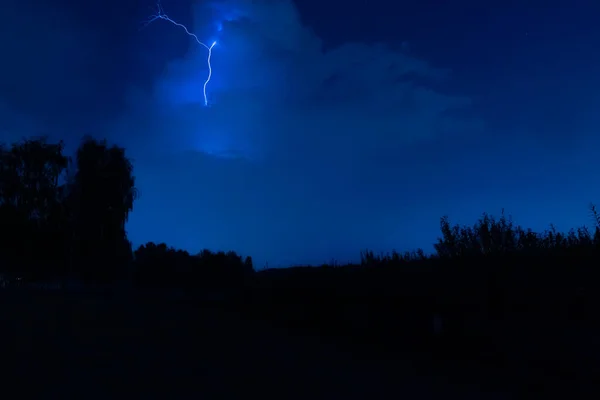 Ruislip Lido, Ruislip, İngiltere 'deki Persied meteor yağmuru sırasında gökyüzünde asılı kalan çatallı yıldırım.