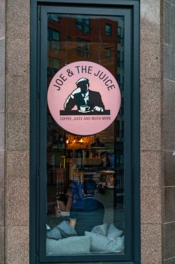 Londra, Holborn 'da COVID-19 salgını sırasında Joe & the Juice sağlıklı yaşam tarzı meyve sıkma barında yüz maskesi takan müşterilere bakıyorum.