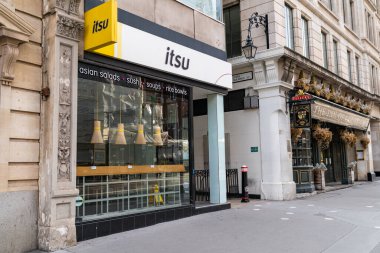 Londra, Holborn, Londra 'daki Itsu Asya fast-food restoranları COVID-19 salgını sırasında kapanmıştır - 019