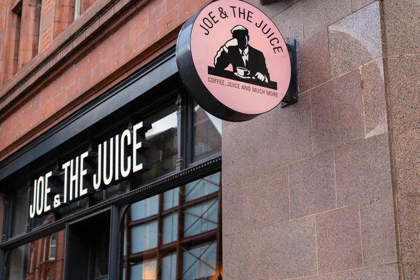 LONDON, ENGLAND - 24 HAZİRAN 2020: Joe & the Juice Health Juice Juicing bar Holborn, Londra COVID-19 salgını sırasında - 040