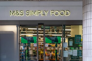 LONDON, ENGLAND - 24 Temmuz 2020: The M & S (Marks and Spencers) COVID-19 salgını sırasında Holborn, Londra 'da basit gıda deposu - 068