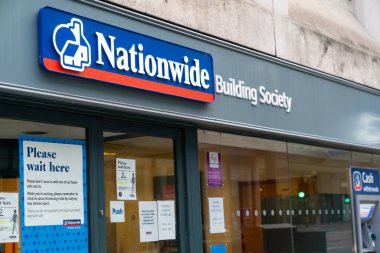 LONDON, ENGLAND - 24 HAZİRAN 2020: 087 COVID-19 Coronavirus salgını sırasında Londra, Holborn 'daki High Street' te bulunan Ulusal Binalar Derneği şubesi -