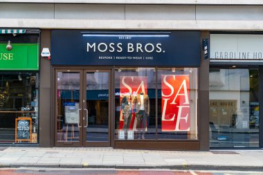 Londra Holborn 'da 24 Temmuz 2020' de Moss Bros erkek giyim mağazası COVID-19 salgını sırasında kapanmıştır.