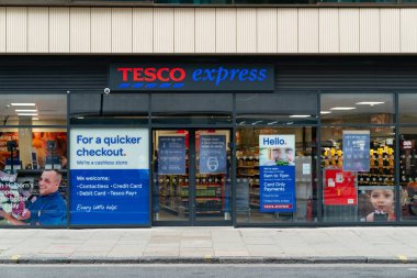 Londra, Holborn, Londra 'daki Tesco Express süpermarket COVID-19 salgını sırasında - 103