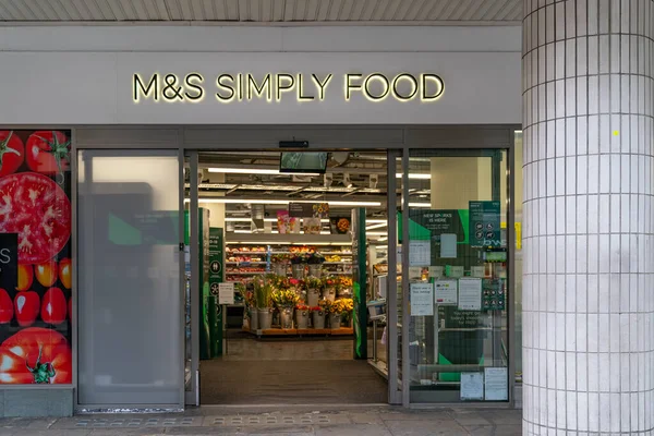 LONDON, ENGLAND - 24 Temmuz 2020: The M & S (Marks and Spencers) COVID-19 salgını sırasında Holborn, Londra 'da basit gıda deposu - 067
