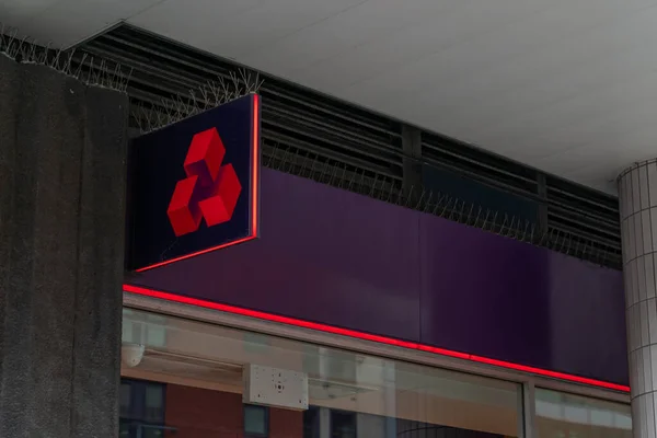 COVID-19 Coronavirus salgını sırasında Londra, Holborn 'daki ana caddede bir şubede Natwest logosu - 049