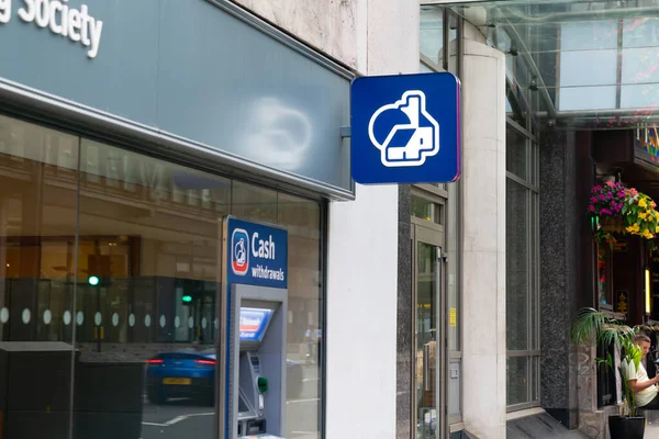 LONDON, ENGLAND - 24 Temmuz 2020: Ulusal Binalar Topluluğu logosu, COVID-19 Coronavirus salgını sırasında Londra 'nın Holborn kentindeki ana caddede bir şubede - 088