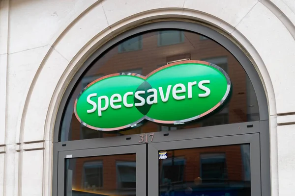 COVID-19 salgını sırasında Londra Holborn 'da bulunan Specsavers gözlükçülük şubesi - 091