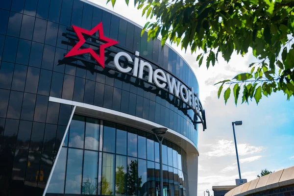 LONDON, ENGLAND - 26 Haziran 2020: Güney Ruislip, Londra 'da Sinema COVID-19 salgını sırasında kapandı - 023