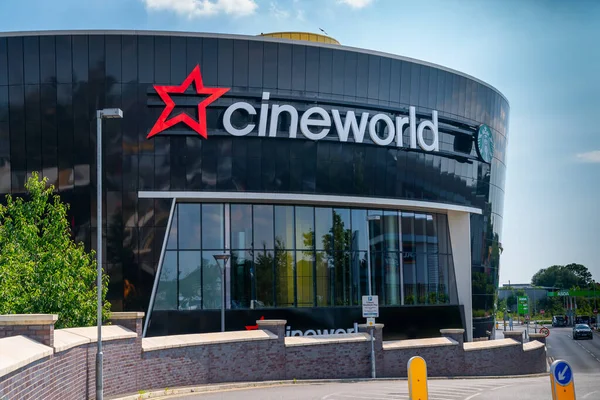LONDON, ENGLAND - 26 Haziran 2020: Güney Ruislip, Londra 'da Sinema COVID-19 salgını sırasında kapandı - 047