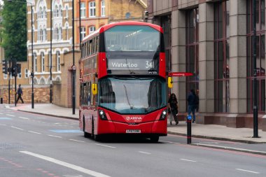 LONDON, ENGLAND - 3 Haziran 2020: Farringdon Yolu, İngiltere 'de Coronavirus COVID-19 pandemisi sırasında Waterloo' ya giden 341 numaralı kırmızı çift katlı Londra otobüsünün fotoğrafı - 088