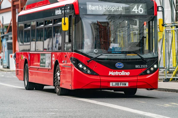 LONDON, ENGLAND - 3 Haziran 2020: Farringdon Yolu, Londra, İngiltere 'de Coronavirus COVID-19 salgını sırasında maske ve ameliyat eldiveni takan kırmızı çift katlı bir Londra otobüsünün genç sürücüsü - 017