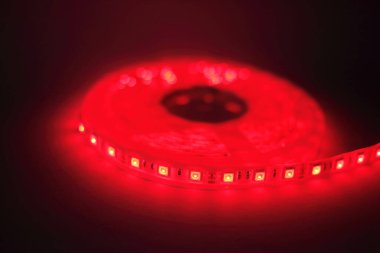 RGB LED şeritleri farklı renklerle aydınlatıldı
