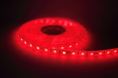 RGB LED şeritleri farklı renklerle aydınlatıldı