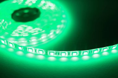 RGB LED şeritleri farklı renklerle aydınlatıldı