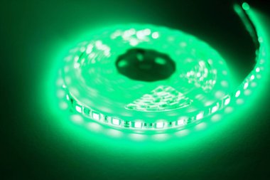 RGB LED şeritleri farklı renklerle aydınlatıldı