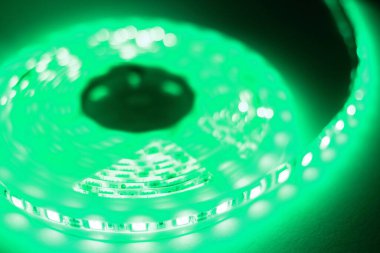 RGB LED şeritleri farklı renklerle aydınlatıldı