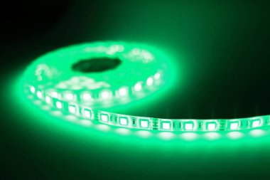 RGB LED şeritleri farklı renklerle aydınlatıldı