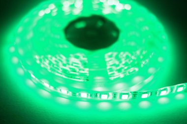 RGB LED şeritleri farklı renklerle aydınlatıldı
