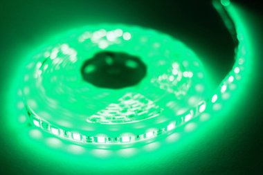 RGB LED şeritleri farklı renklerle aydınlatıldı