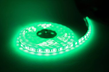 RGB LED şeritleri farklı renklerle aydınlatıldı