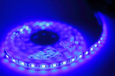 RGB LED şeritleri farklı renklerle aydınlatıldı