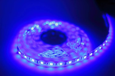 RGB LED şeritleri farklı renklerle aydınlatıldı