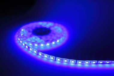RGB LED şeritleri farklı renklerle aydınlatıldı