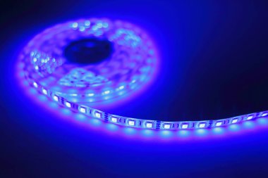 RGB LED şeritleri farklı renklerle aydınlatıldı