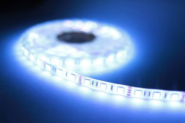 RGB LED şeritleri farklı renklerle aydınlatıldı